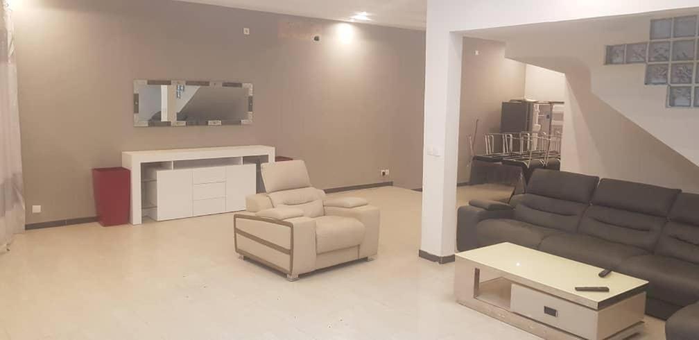 Saly - Villa Kage 6 Chambres -Clim-Wifi-Eau Chaude-Billard-Babyfoot-Ping Pong-Canal - Electricite Non Comprise エクステリア 写真