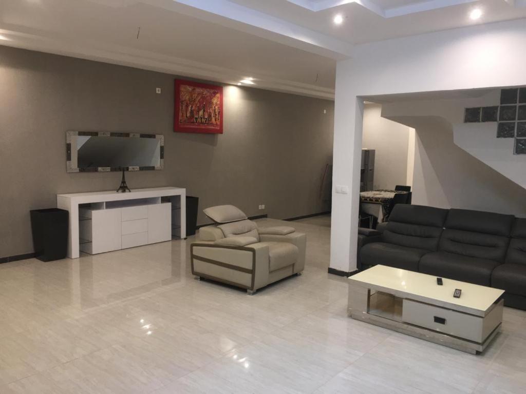 Saly - Villa Kage 6 Chambres -Clim-Wifi-Eau Chaude-Billard-Babyfoot-Ping Pong-Canal - Electricite Non Comprise エクステリア 写真