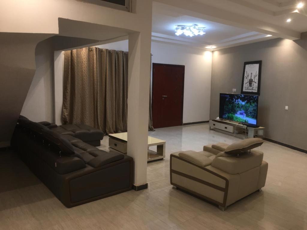 Saly - Villa Kage 6 Chambres -Clim-Wifi-Eau Chaude-Billard-Babyfoot-Ping Pong-Canal - Electricite Non Comprise エクステリア 写真