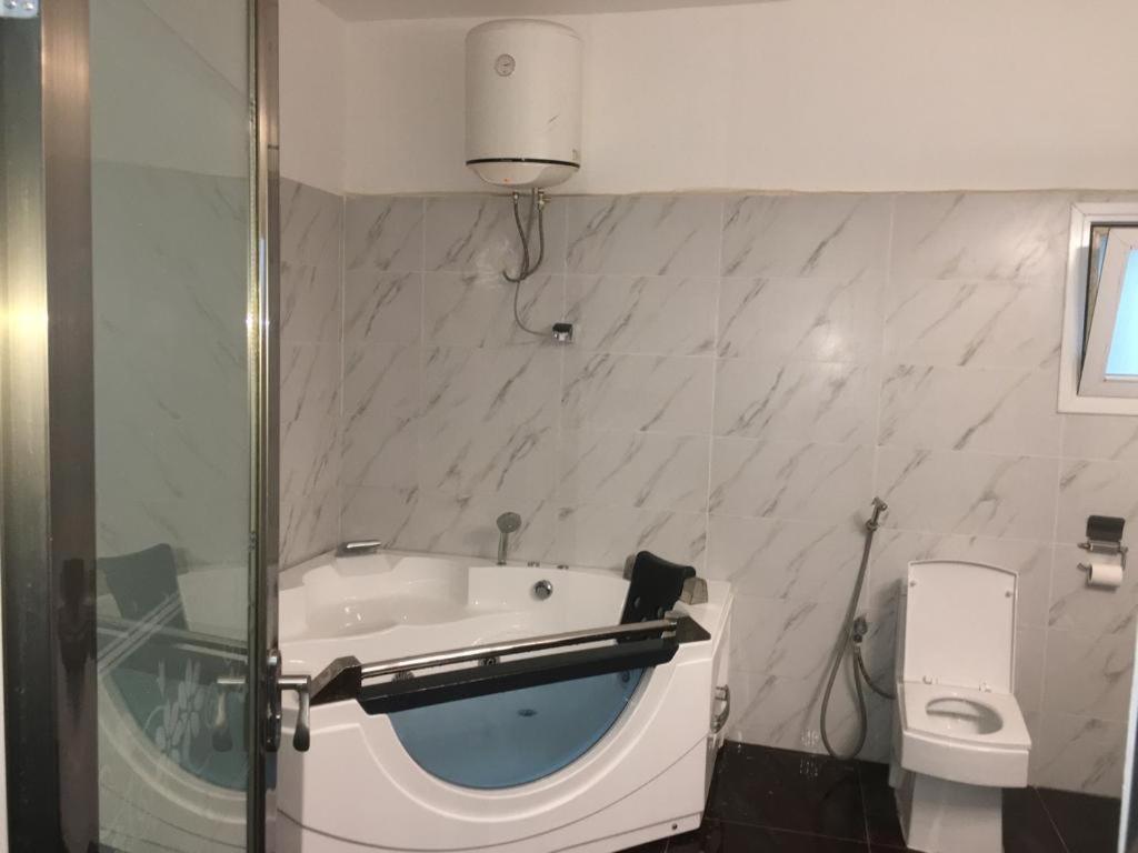Saly - Villa Kage 6 Chambres -Clim-Wifi-Eau Chaude-Billard-Babyfoot-Ping Pong-Canal - Electricite Non Comprise エクステリア 写真